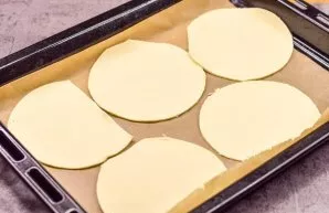 Transfer the pieces of dough to a baking sheet, then bake in the oven for 20-25 minutes at a temperature of 180 degrees.