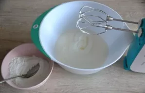 Pour 1 teaspoon of vinegar, gradually beating, pour in a mixture of powdered sugar (150 grams) and starch.