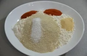 Mix all the dry ingredients: flour, chili pepper, bell pepper, salt, dry garlic.