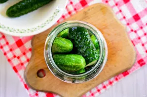 Put the washed cucumbers tightly in jars.
