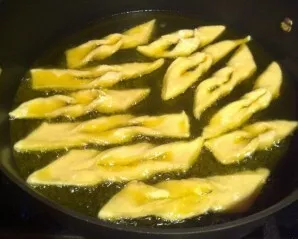 Heat the pan with a large amount of vegetable oil and add the jars.