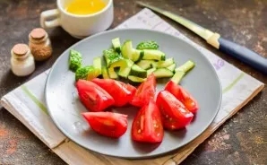 Cut the remaining tomatoes into slices, wash the cucumbers and cut as you wish.