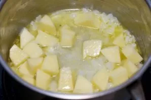 Add bay leaf and diced potatoes. Pour a little water in which the cabbage was cooked. Simmer for 10 minutes, stirring.