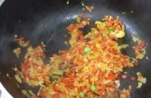 We transfer the baked rabbit to a bowl in which we will stew our dish. Add vegetable oil to the pan and fry the bell pepper and onions fo...