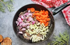 In a pan, add chopped onions, carrot celery to your cheeks. While stirring everything, fry for 5 minutes.
