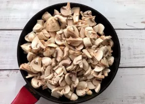 Wash the mushrooms well, dry, cut into small pieces and add to the beans.