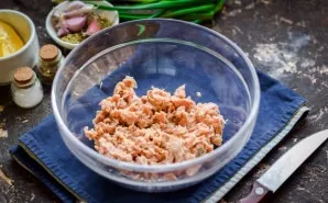 Drain excess oil from the tuna, put the tuna in a bowl.