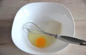 In a bowl, mix the egg, salt, sugar.