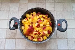 Remove the seeds and cut the fruit into cubes. My net weight was 1 kg. Put the fruit in a thick-bottomed saucepan or bowl.