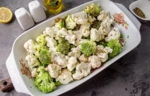 Add 1/2 teaspoon of dried oregano and 2 tablespoons of olive oil. Salt the vegetables and sprinkle with pepper, mix lightly.