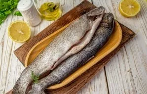 Eviscerate the fish, remove the gills and fins, wash and dry with paper towels.