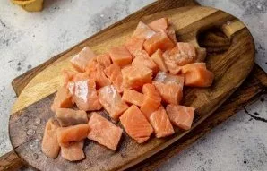 Remove the skin from the fish fillet and remove the bones (if any), cut into small pieces.