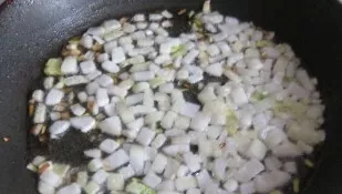 Heat the vegetable oil in a pan and fry the onion in it until golden brown.