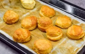 After a while, remove the baking sheet from the oven and cool the pieces.