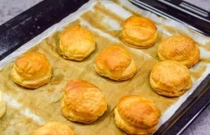 Bake dough circles for 15-17 minutes at a temperature of 180 degrees. Then let them cool slightly.