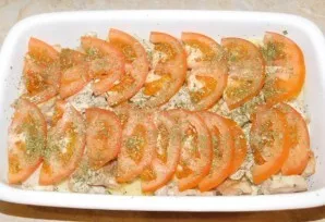 Pour in cream. Then lay out the crushed tomatoes and sprinkle them with spices or dried herbs.