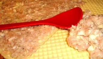 Add milk to the mince and mix well. Mincemeat between waffle layers.