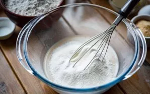 Pour warm milk into sugar and yeast, beat with a whisk until the yeast is completely dissolved and sift 4-5 teaspoons of flour into this ...