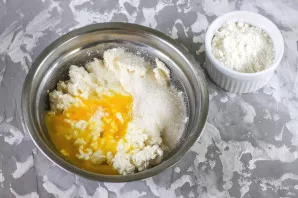 Pour sugar and salt into the same place, beat a small chicken egg and mix well.
