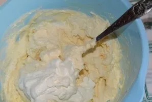 Add sour cream and beat further.