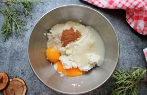 Put cottage cheese, yolks, semolina, cinnamon, sugar in a bowl and pour in the cream. Mix everything thoroughly. Set the proteins aside.
