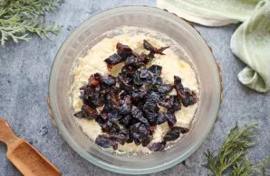 Cut the plums into pieces and add to the curd mass.