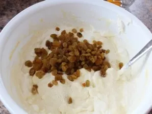 Add raisins to the resulting mass, add semolina (6 tablespoons), baking soda and mix everything again until smooth. Leave for 15-20 minutes.