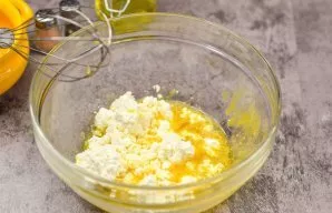 Beat the egg, add the cottage cheese and crush it well.