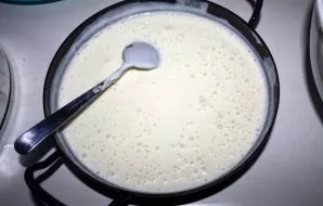 While the base is stinging, prepare two curd masses of different colors. To do this, first dissolve the gelatin in different bowls. While...