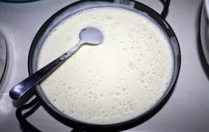 While the base hardens, prepare two curd masses of different colors. To do this, first dissolve the gelatin in different bowls. While it ...