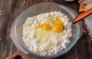 Beat the eggs and stir to mix the ingredients.