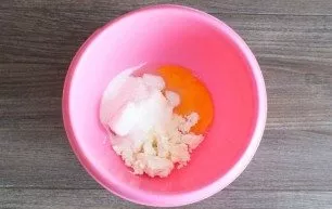 Mix cottage cheese, egg and sugar in a bowl.