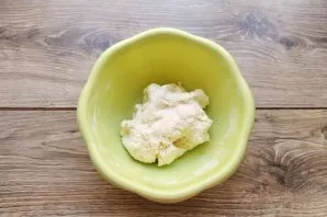 Add flour to the curd mass and knead the soft dough. Let the dough rest for 10-15 minutes.