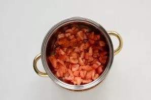 Pour water into the pot, add the tomatoes and bring to a boil.