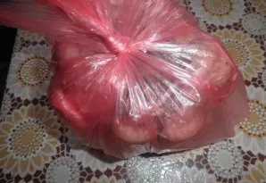 Now we put it in a sealed bag or in a special bag for baking.