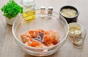 Add honey and soy sauce to the chicken, mix everything thoroughly and let the chicken marinate for 30 minutes.