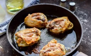 Heat a few tablespoons of vegetable oil. Fry the chicken on both sides.