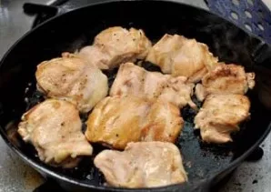 In a thick pan over high heat, heat the oil and fry the chicken pieces for 2 minutes on each side.