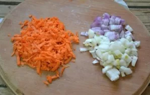 Cut the onion into small cubes, and grate the carrots on a coarse grater.