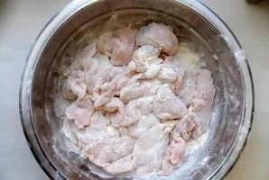 Put the fillet in a bowl, salt, add flour and mix so that the pieces are completely covered with flour.