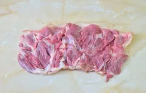 Cut the meat off the shin and spread it over the entire surface in an even layer.