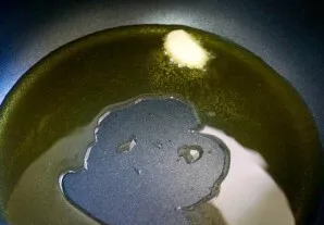 Heat the olive oil in a pan and fry a clove of garlic in it. Then remove the garlic - this will give the oil a pleasant aroma.