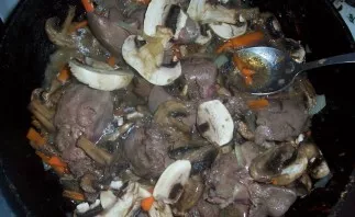 Cut the champignons into slices and put in a pan. Simmer covered for 15 minutes, stirring.