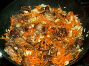 When the liver is almost ready, add chopped onions and carrots. Bake until cooked.