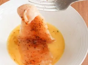 Break an egg into the bowl and shake with a fork. Dip each fillet on both sides in the egg mixture.
