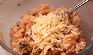 Add grated parmesan and parsley to the minced meat. Mix again. Add salt and pepper.