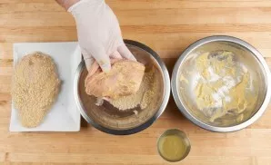 In the meantime, season the briskets with salt and pepper. Then soak the chicken in mustard and breadcrumbs.