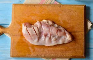 Wash the chicken breast, lightly cut it, but not to the end.