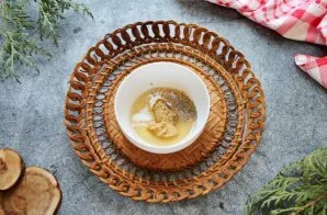 In a bowl, mix mustard, honey, salt and ground pepper.