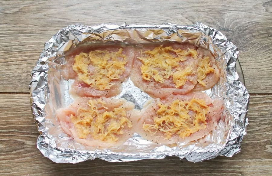 Peel the apple and remove the core. Grate the apple and place in an even layer on the fillet.